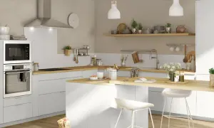 Moderna cocina office con isla central, encimeras de madera y electrodomésticos integrados. Ambiente luminoso y funcional.