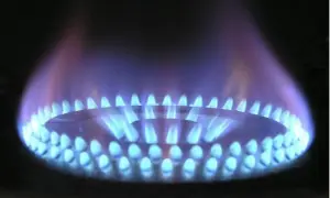 Llama azul de gas en un quemador, ilustrando la diferencia entre gas butano y gas natural.