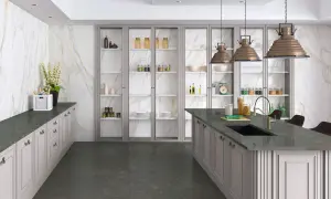 Cocina moderna con encimeras oscuras y armarios blancos. El suelo oscuro complementa los suelos para cocinas blancas, creando un contraste elegante.