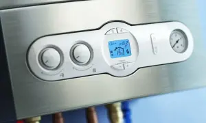 Panel de control de una caldera bomba de calor, con pantalla digital mostrando la temperatura y mandos giratorios.