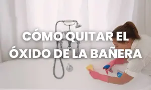 Una mujer con guantes rosas limpia la bañera, mostrando cómo quitar el óxido.