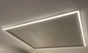 Moderno falso techo pladur con iluminación LED integrada, creando un ambiente acogedor y elegante.