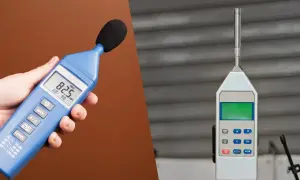 Un sonómetro que mide el ruido ambiental. Uno azul en mano, otro plateado al lado.