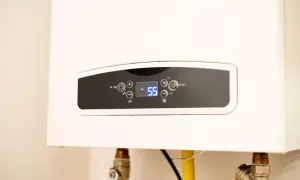 Panel digital de caldera de gas con temperatura a 55°C. Guía para saber como encender una caldera de gas antigua.