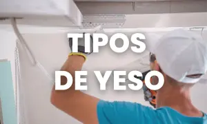Un trabajador instala un techo de yeso, mostrando los diferentes tipos de yeso utilizados en construcción.