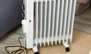 Radiador de aceite blanco con ruedas, mostrando cómo funciona un radiador de aceite al calentar la habitación.