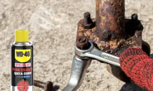 WD-40 Specialist Penetrante Quita Óxido ayuda a cómo quitar un tornillo pasado de rosca en metal oxidado.