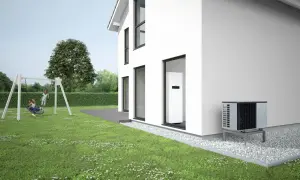 Casa moderna con jardín y columpio. Se ven bombas de calor para pisos, una unidad exterior y otra interior, garantizando confort y eficiencia.