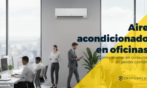 Oficina moderna con aire acondicionado. Personas trabajando, optimizando el consumo sin perder confort.