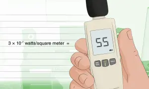 Mano sujetando un medidor de decibelios que muestra 55 dBA, útil para saber como medir decibelios en casa.