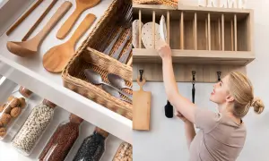 Organizar cocina: cajón con utensilios de madera y frascos de legumbres, y mujer colocando platos en estante.