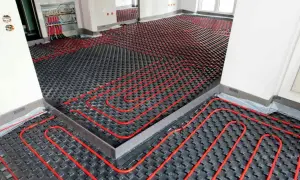 Instalación de suelo radiante, un sistema de calefacción eficiente que evita inconvenientes de espacio.