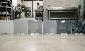 Muestras de pintura para suelo: grises mate, satinado, brillante y un diseño metálico. Elige el acabado perfecto para pintar tu suelo.