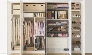 Armario organizado con ropa colgada y doblada, cestas y cajas, siguiendo el método Marie Kondo para un espacio ordenado y funcional.