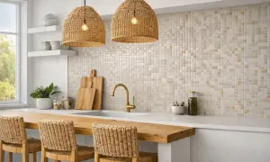 Azulejos de mosaico en tonos neutros y dorados, un ejemplo de las ultimas tendencias en azulejos para cocinas.