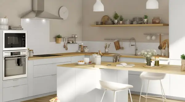 Moderna cocina office con isla central, encimeras de madera y electrodomésticos integrados. Ambiente luminoso y funcional.