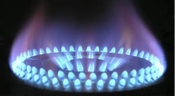 Llama azul de gas en un quemador, ilustrando la diferencia entre gas butano y gas natural.