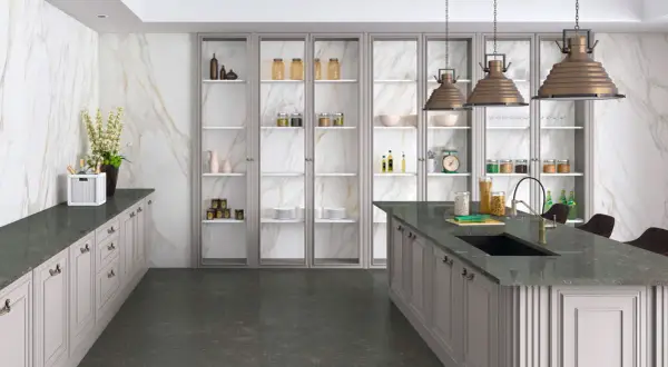 Cocina moderna con encimeras oscuras y armarios blancos. El suelo oscuro complementa los suelos para cocinas blancas, creando un contraste elegante.