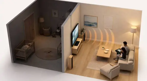 Habitación de bebé tranquila gracias a la insonorización. En la sala, una pareja disfruta del entretenimiento sin molestar.