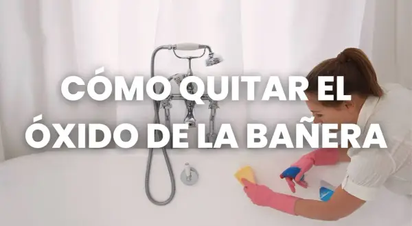 Una mujer con guantes rosas limpia la bañera, mostrando cómo quitar el óxido.