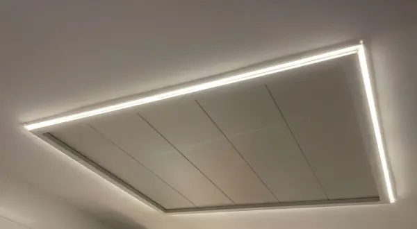 Moderno falso techo pladur con iluminación LED integrada, creando un ambiente acogedor y elegante.