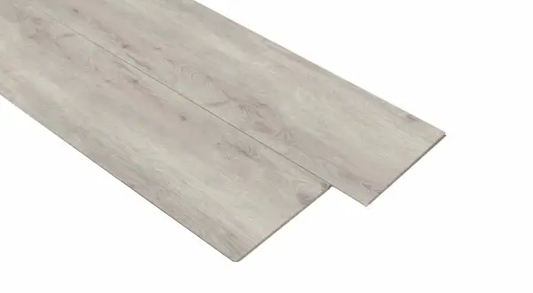Dos tablas de vinilo autoportante con acabado de madera gris claro, listas para instalar.