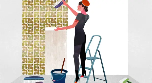 Una mujer con boina naranja aplica papel pintado con un cepillo. Muestra cómo poner papel pintado en una pared con un patrón de hojas y bayas.