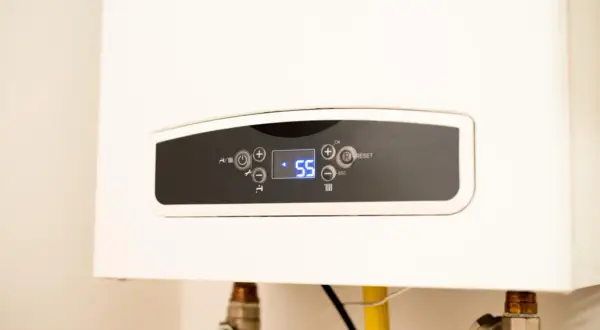 Panel digital de caldera de gas con temperatura a 55°C. Guía para saber como encender una caldera de gas antigua.