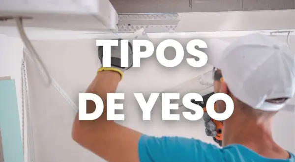 Un trabajador instala un techo de yeso, mostrando los diferentes tipos de yeso utilizados en construcción.