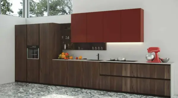 Modernos diseños de cocinas con gabinetes de madera oscura, encimeras blancas y gabinetes superiores rojos vibrantes. Una batidora roja y frutas añaden color.