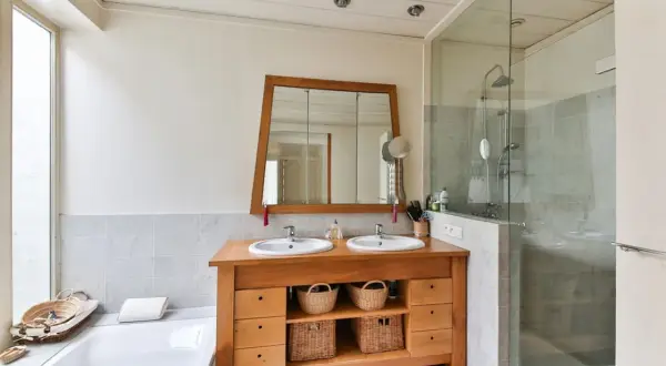 Baño moderno con doble lavabo y ducha acristalada. La limpieza mampara ducha es clave para mantener este espacio impecable.
