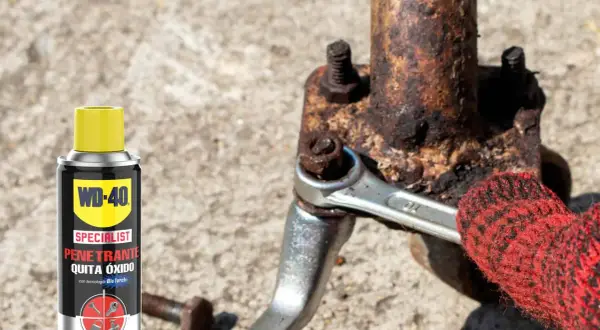 WD-40 Specialist Penetrante Quita Óxido ayuda a cómo quitar un tornillo pasado de rosca en metal oxidado.