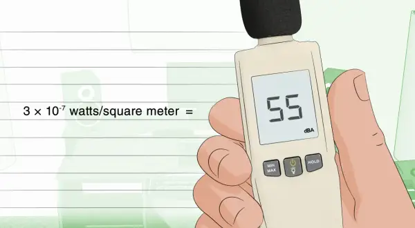 Mano sujetando un medidor de decibelios que muestra 55 dBA, útil para saber como medir decibelios en casa.