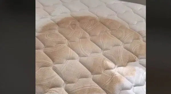 Manchas amarillas en un colchón. Aprende cómo quitar las manchas amarillas del colchón para un descanso más limpio y saludable.