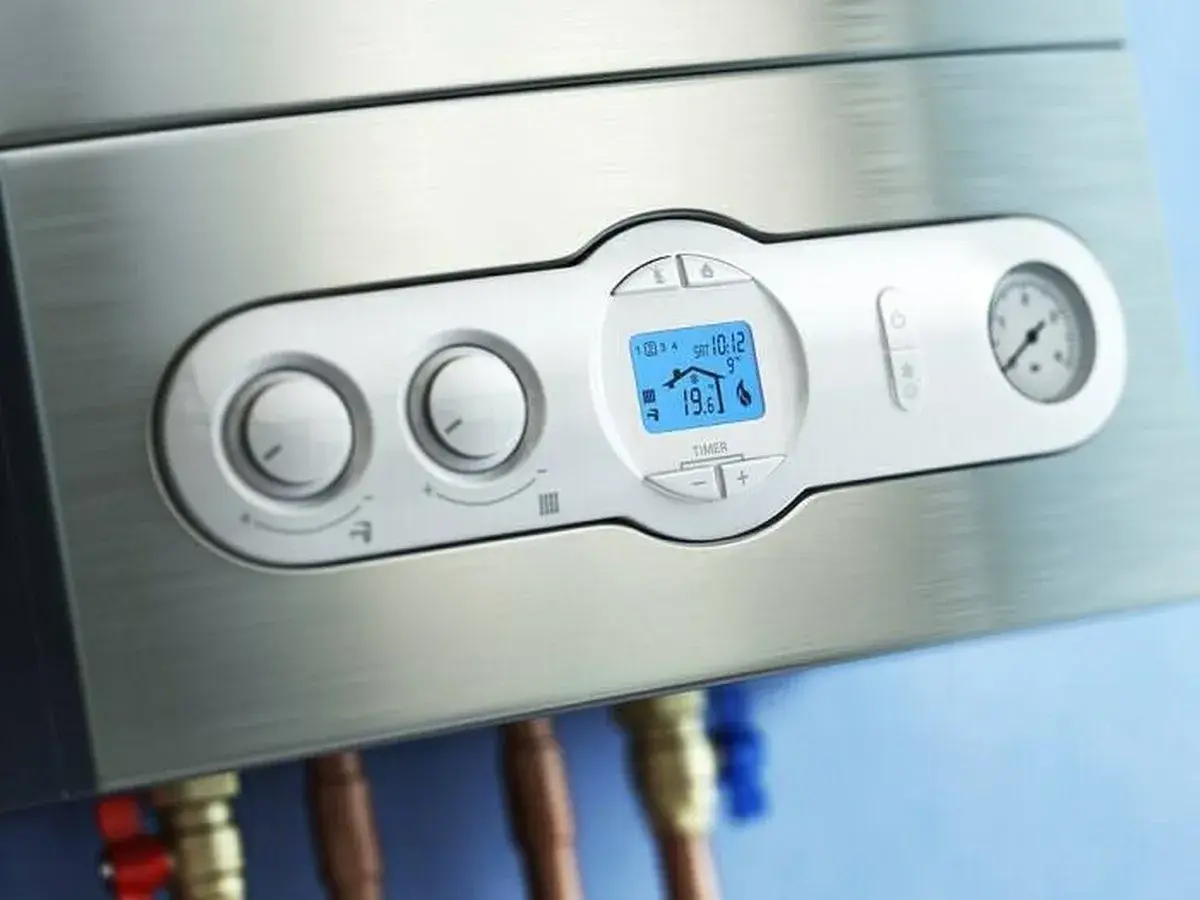 Panel de control de una caldera bomba de calor, con pantalla digital mostrando la temperatura y mandos giratorios.