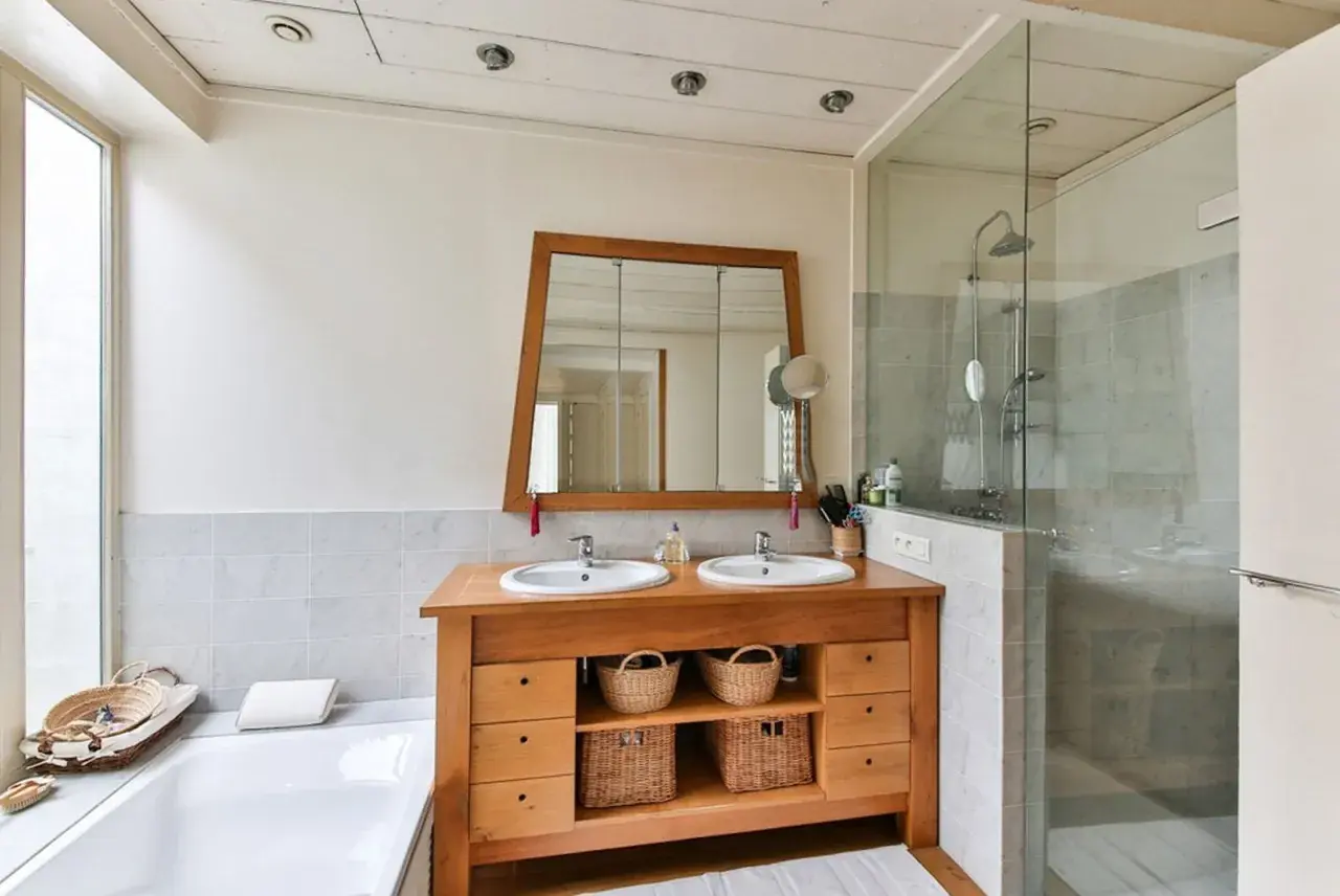 Baño moderno con doble lavabo y ducha acristalada. La limpieza mampara ducha es clave para mantener este espacio impecable.