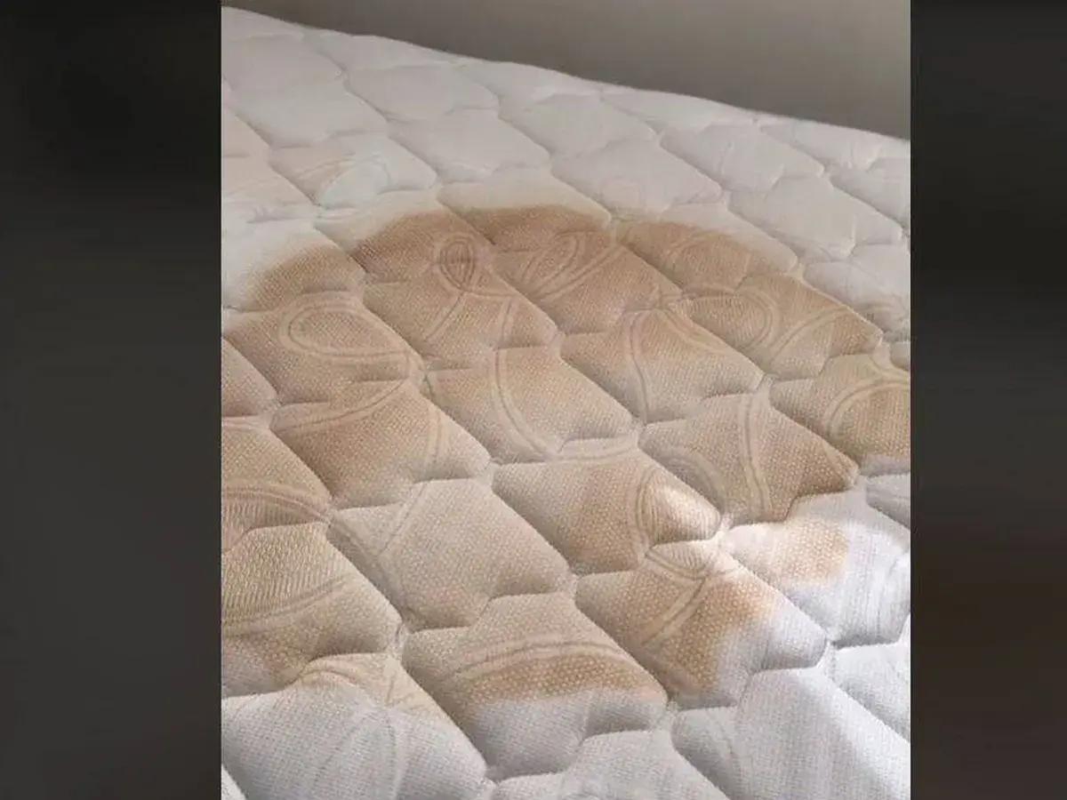 Manchas amarillas en un colchón. Aprende cómo quitar las manchas amarillas del colchón para un descanso más limpio y saludable.