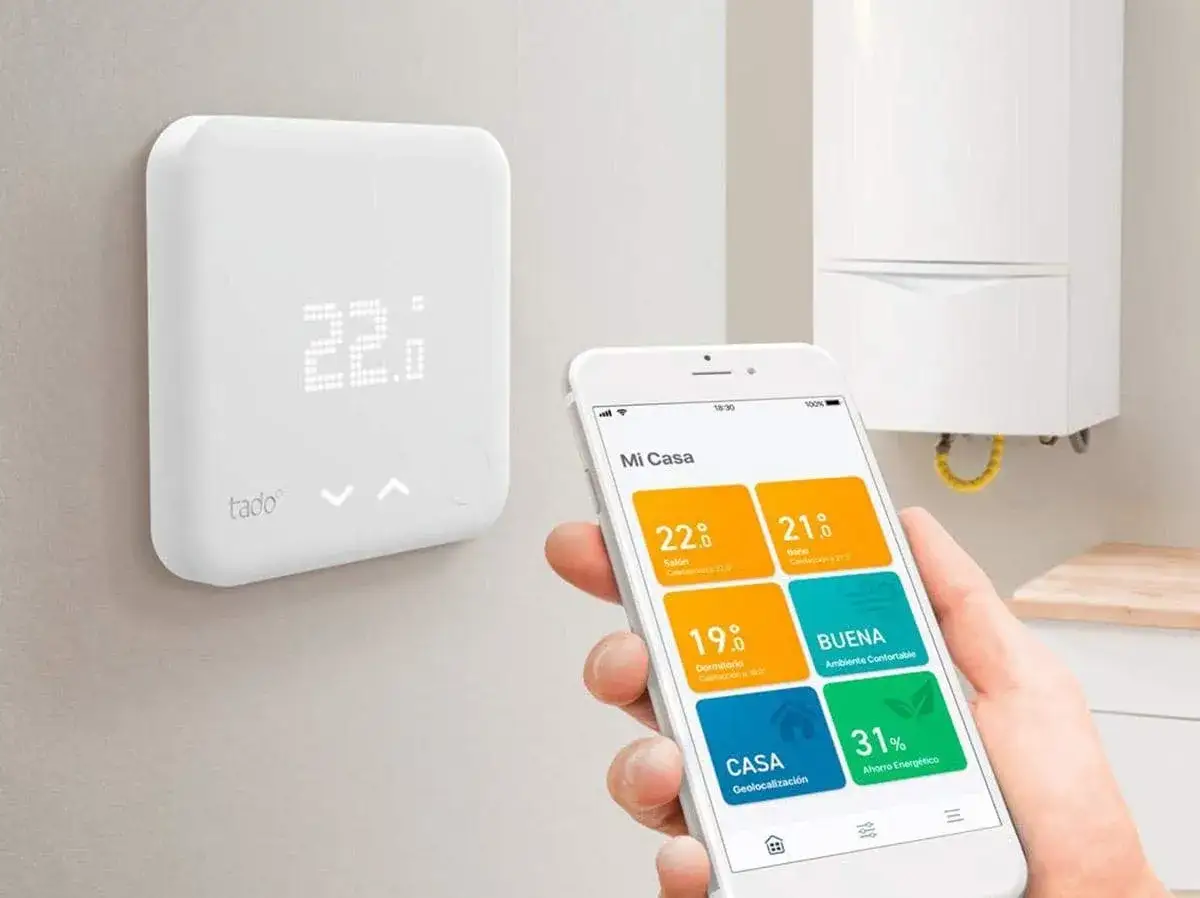 Un termostato inteligente Tado controla la temperatura de tu hogar. La app muestra la temperatura actual y la deseada, optimizando el confort y el ahorro energético.