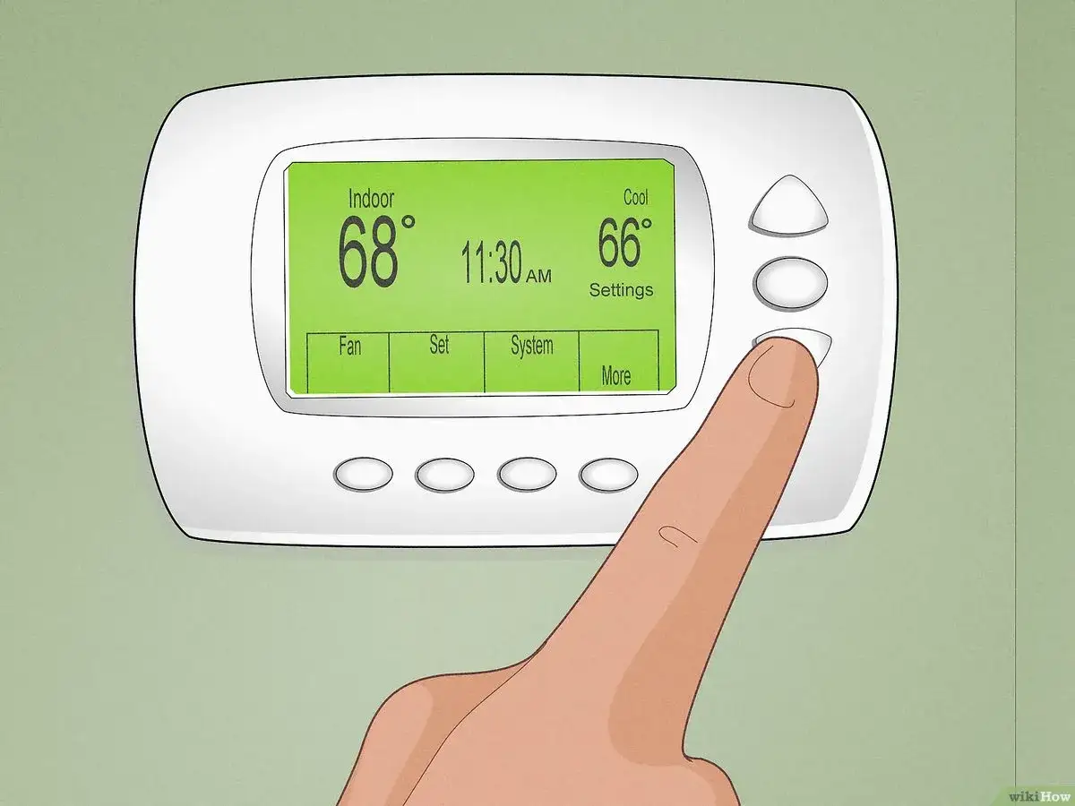 Dedo presionando botón para programar un termostato digital. Muestra 68° interior y 66° exterior.