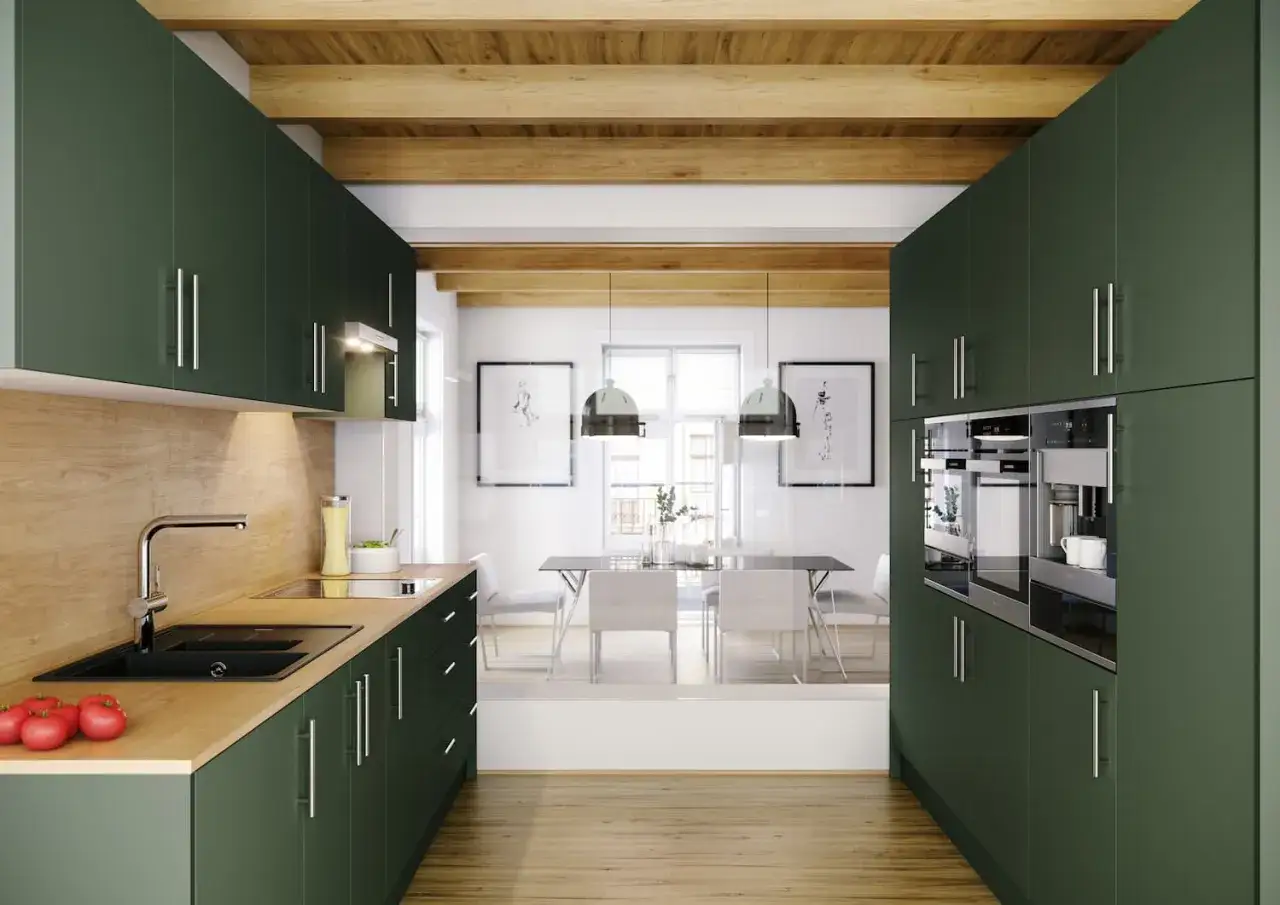 Moderna cocina verde y madera, con electrodomésticos integrados y vigas de madera en el techo.