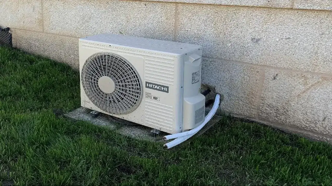 Unidad exterior de aire acondicionado Hitachi, ideal para una calefacción eléctrica más eficiente y un hogar confortable.