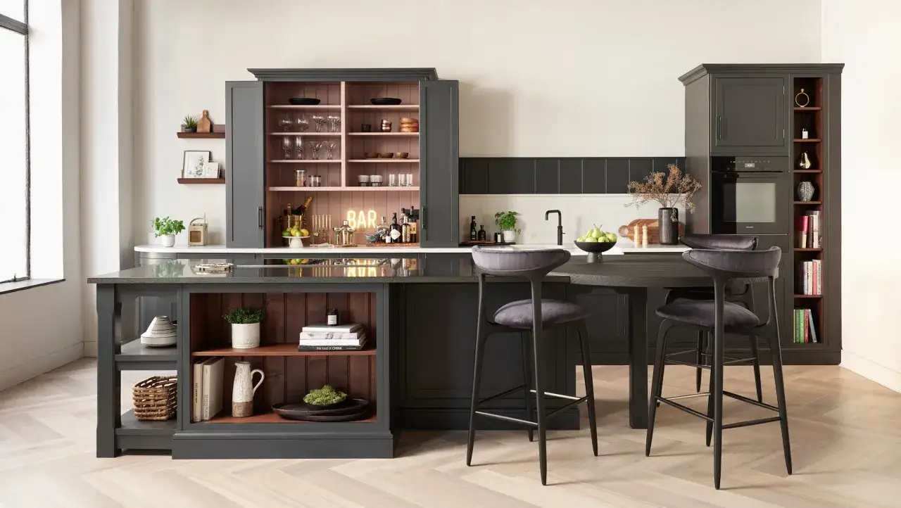 Elegantes cocinas negras con barra de desayuno, taburetes de terciopelo y un rincón de bar iluminado.