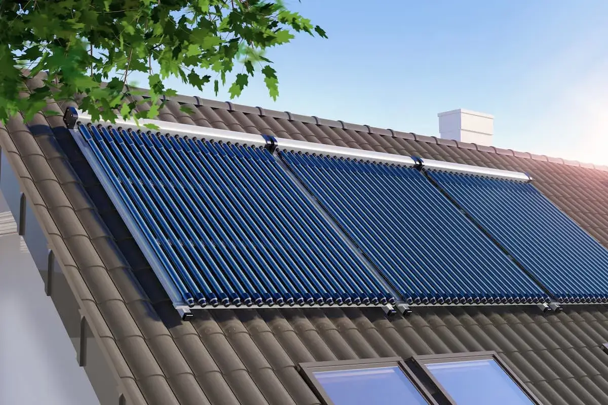 Paneles solares de tubos de vacío en un tejado, captando la energía solar para calefacción y agua caliente.
