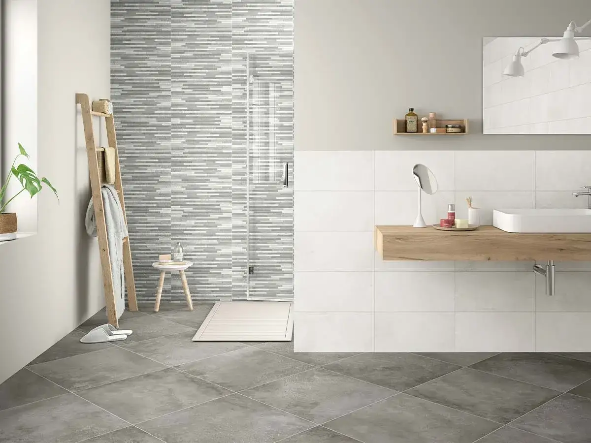 Baño moderno con azulejos grises y blancos. Ideas para como limpiar azulejos baño y mantenerlos impecables.