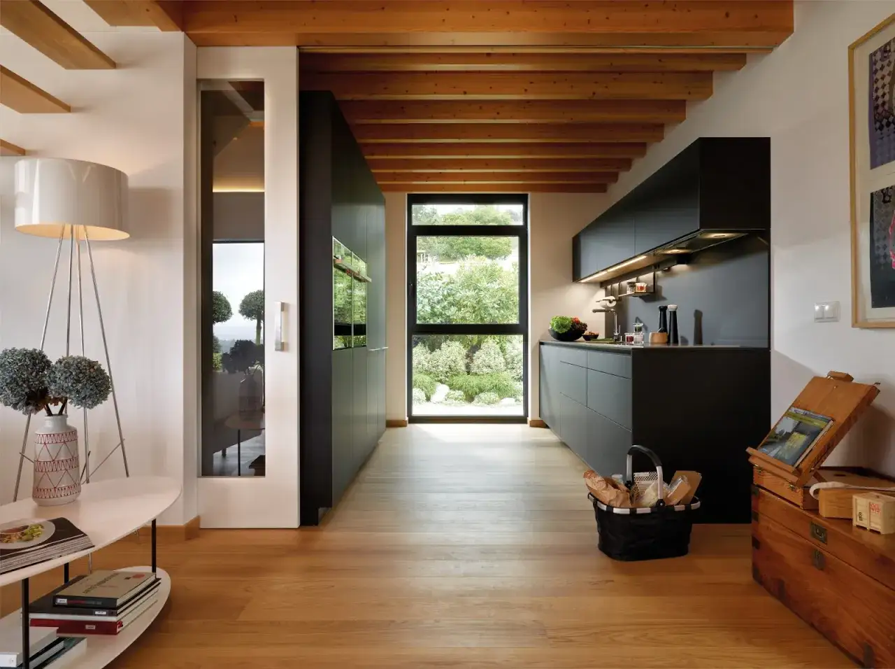 Elegantes diseños de cocinas modernas en negro, con amplios ventanales y suelo de madera.