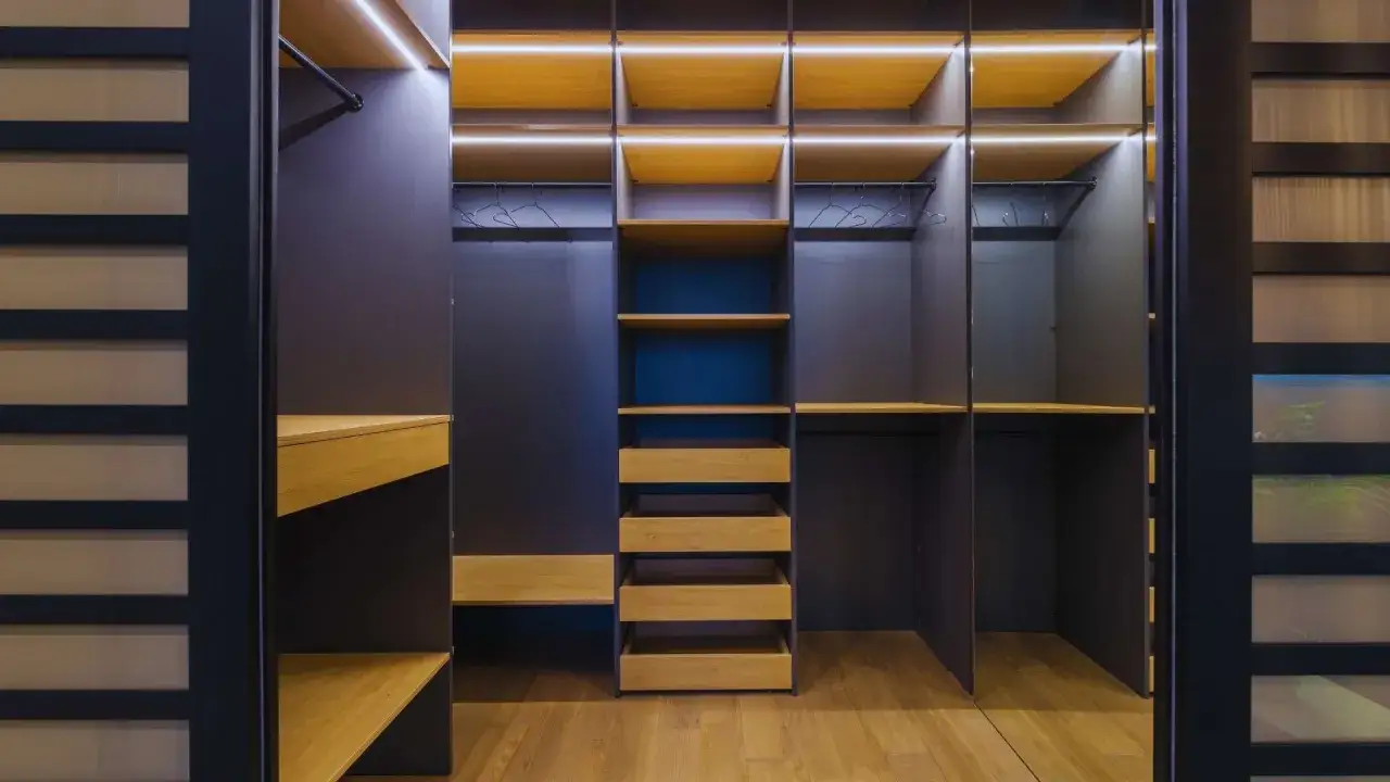 Armarios por dentro: ideas de organización con estantes de madera, cajones y luces LED integradas.