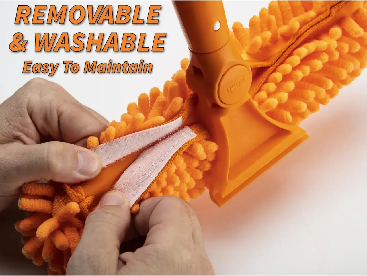 Manos desprendiendo la microfibra naranja de un limpiador de cristales. Fácil de mantener, ideal para como limpiar cristales.