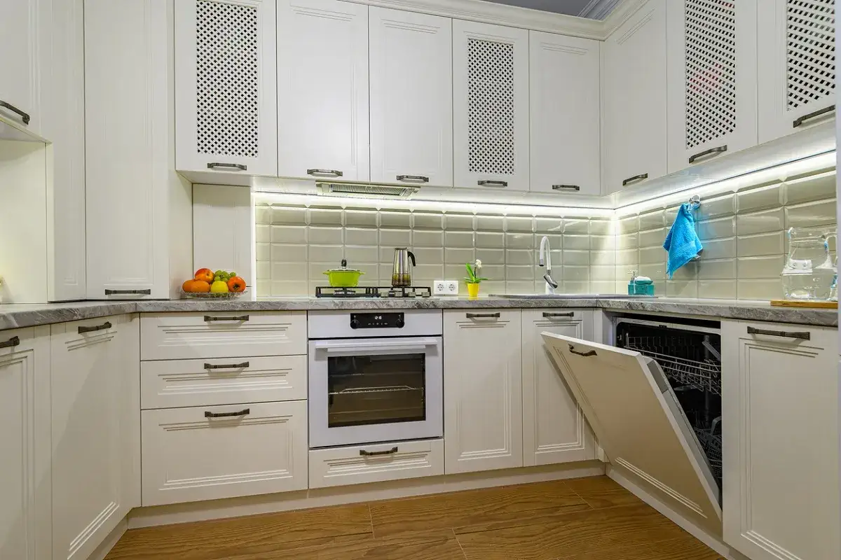 Cocina moderna con lavavajillas integrado. Las medidas lavavajillas son estándar para este modelo.