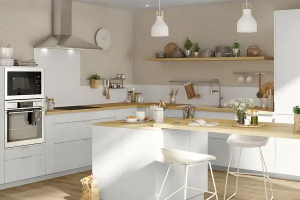Moderna cocina office con isla central, encimeras de madera y electrodomésticos integrados. Ambiente luminoso y funcional.
