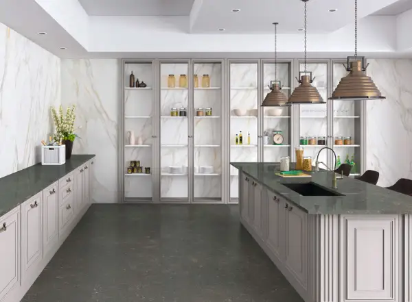 Cocina moderna con encimeras oscuras y armarios blancos. El suelo oscuro complementa los suelos para cocinas blancas, creando un contraste elegante.